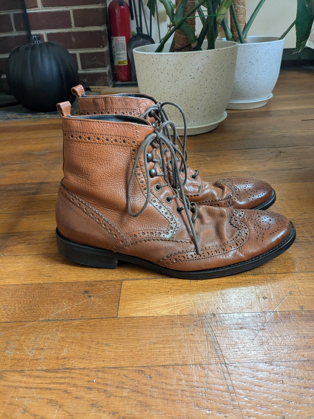 Men's Brown Leather Wingtip Lace-Up Boots